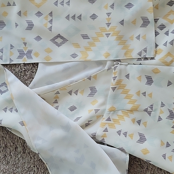 Trafaluc by Zara Triangle Arrow Print Short Romper - Picture 9 of 11